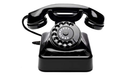 Ein altes Telefon mit Wahlscheibe.